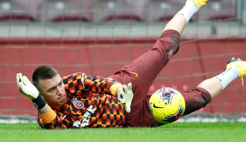 Muslera'dan evinde kal mesajı!