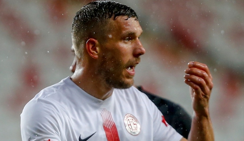 Lukas Podolski'den anlamlı hareket