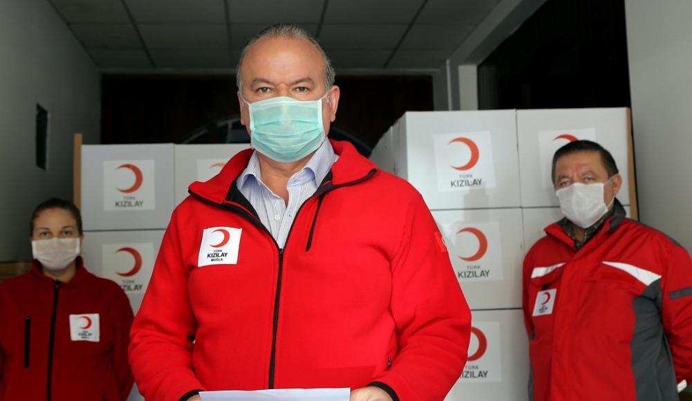 İrfan Can Kahveci, Türk Kızılaya 300 gıda kolisi bağışladı