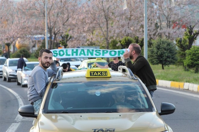 Solhanspor Efeler Ligine yükseldi, kutlama koronavirüs tedbirlerine göre yapıldı
