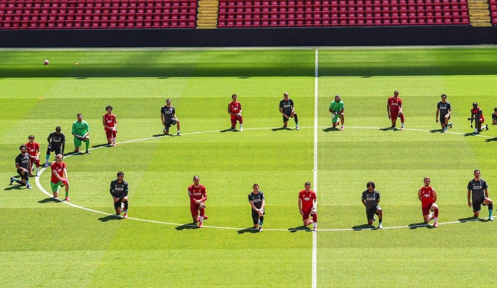Liverpool George Floyd için 'diz çöktü'