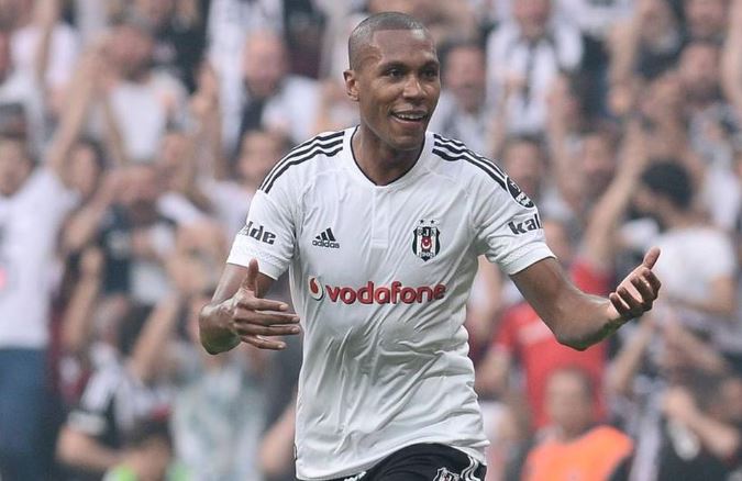Beşiktaş formasıyla paylaşımlar yapıyor