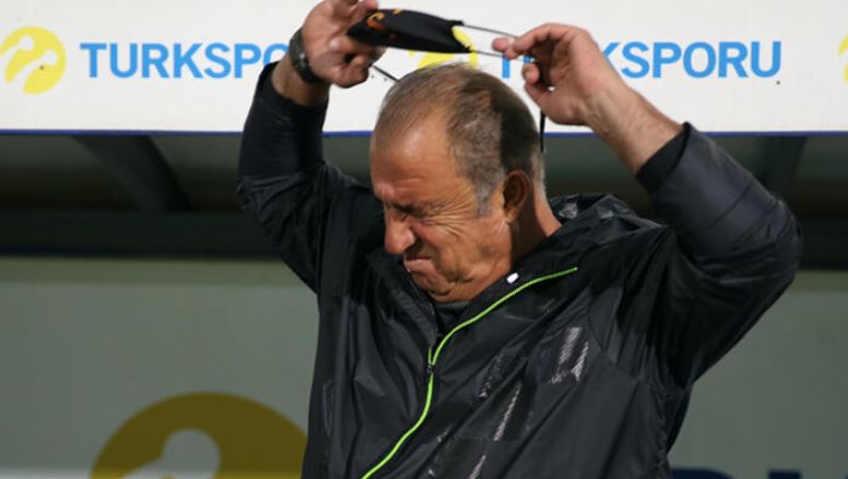 Terim maskesini çıkardı