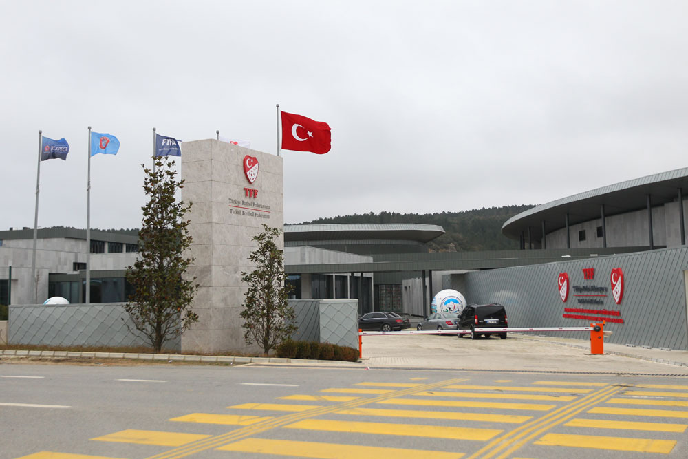 Hakemler Riva'da kampa alınmalarından neden şikâyetçi?