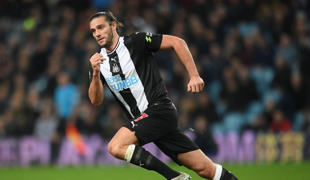 Newcastle United'dan Carroll ve Manquillo'ya yeni sözleşme