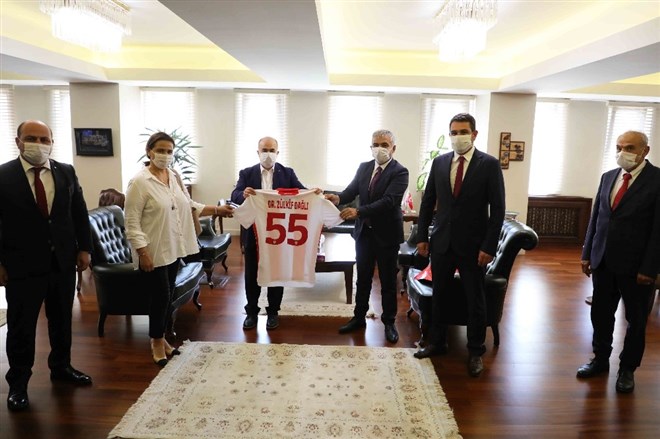 Samsunspor kafilesinden Vali Dağlı’ya 55 numaralı forma hediyesi