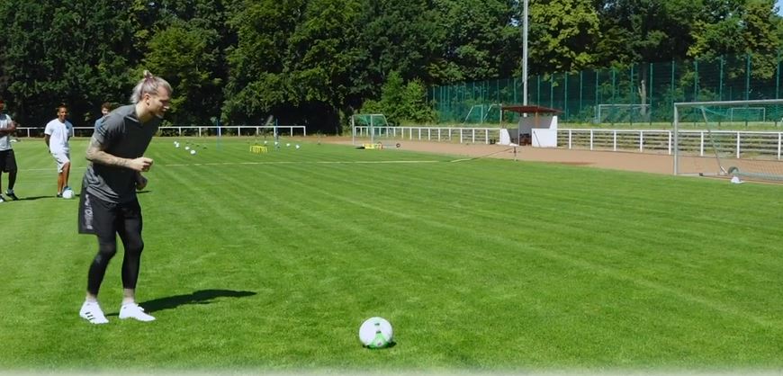 Karius, gazeteci ile penaltı atma iddiasına girdi