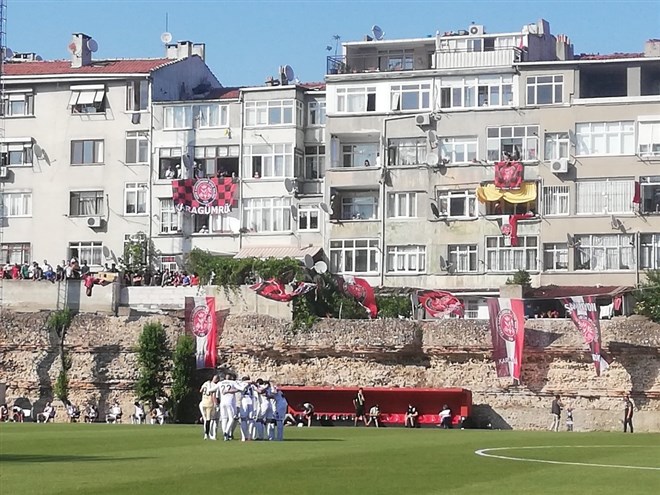 Karagümrük'e balkondan destek