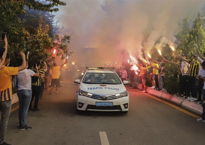 MKE Ankaragücü, taraftar desteği ile Eryaman Stadı’na uğurlandı