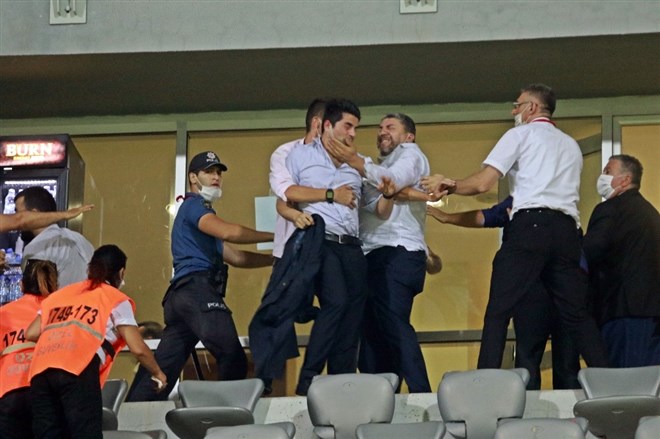 Play-Off maçının ardından ortalık karıştı, yumruklar hava uçuştu