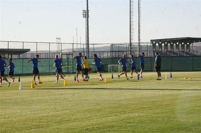 Ankaragücü ayağının tozu ile ilk antrenmanına çıktı