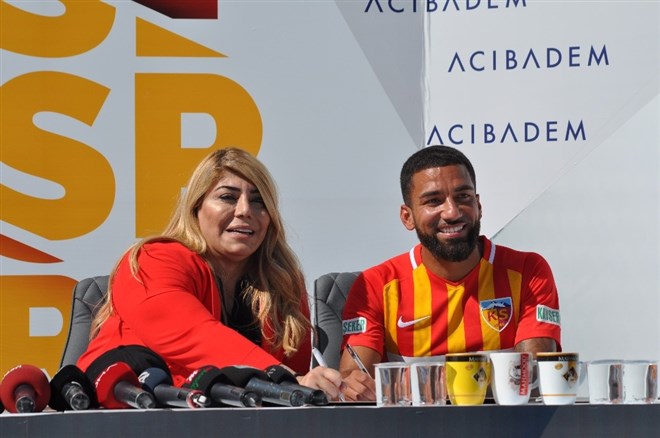 Kayserispor yeni transferleri tanıttı, iki oyuncuyla uzattı