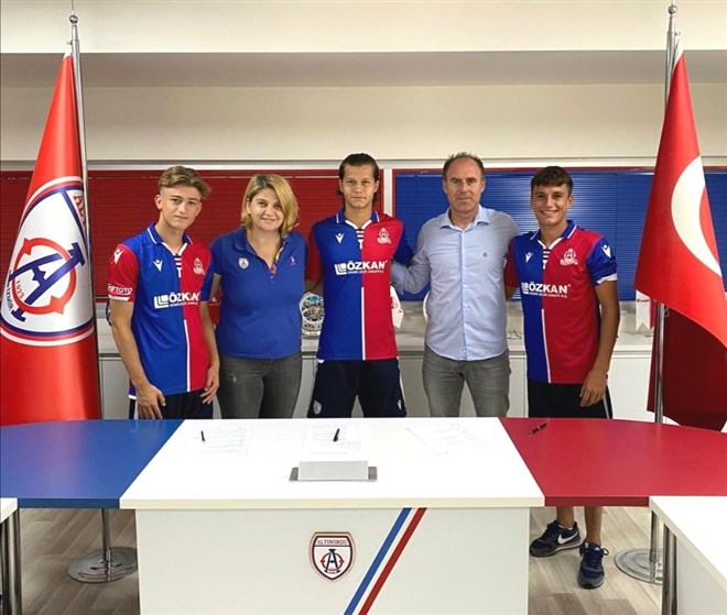 Altınordu’da 3 genç profesyonel oldu