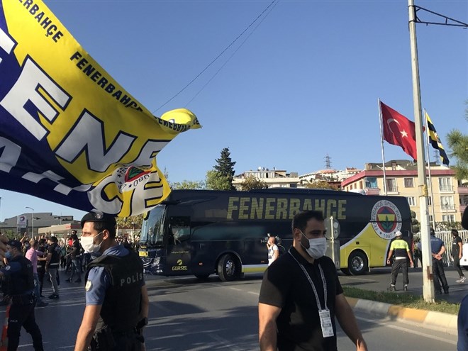 Fenerbahçe, derbiye taraftarlarıyla uğurlandı