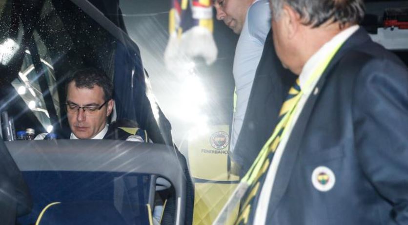 Comolli ile Yanal da yan yana oturuyordu