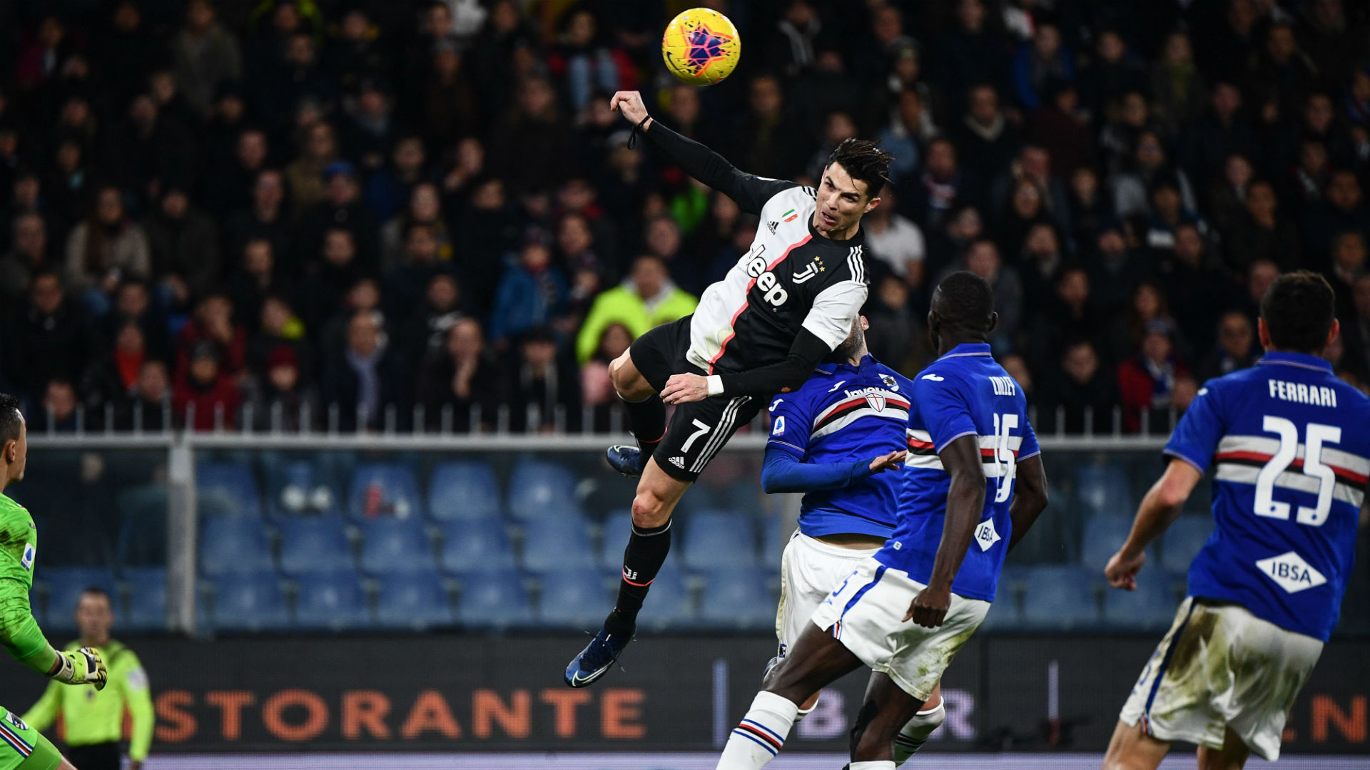 Ronaldo'nun Sampdoria maçında havada asılı kaldığı o an...