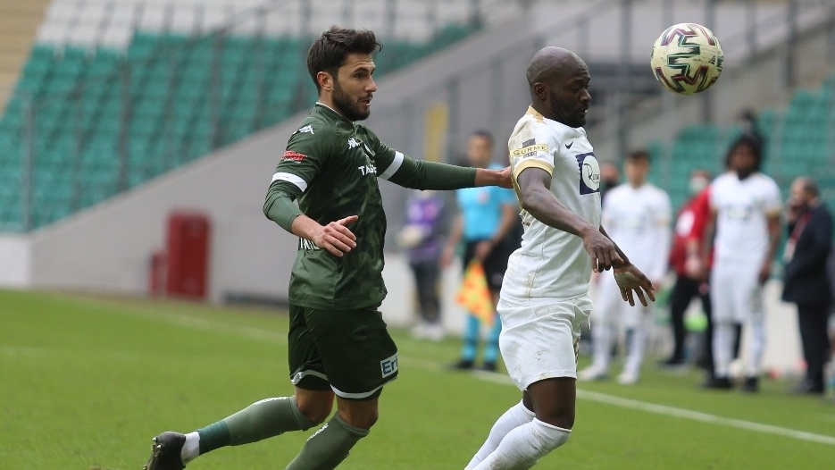 Bursaspor’un defans hattında kriz yaşanıyor