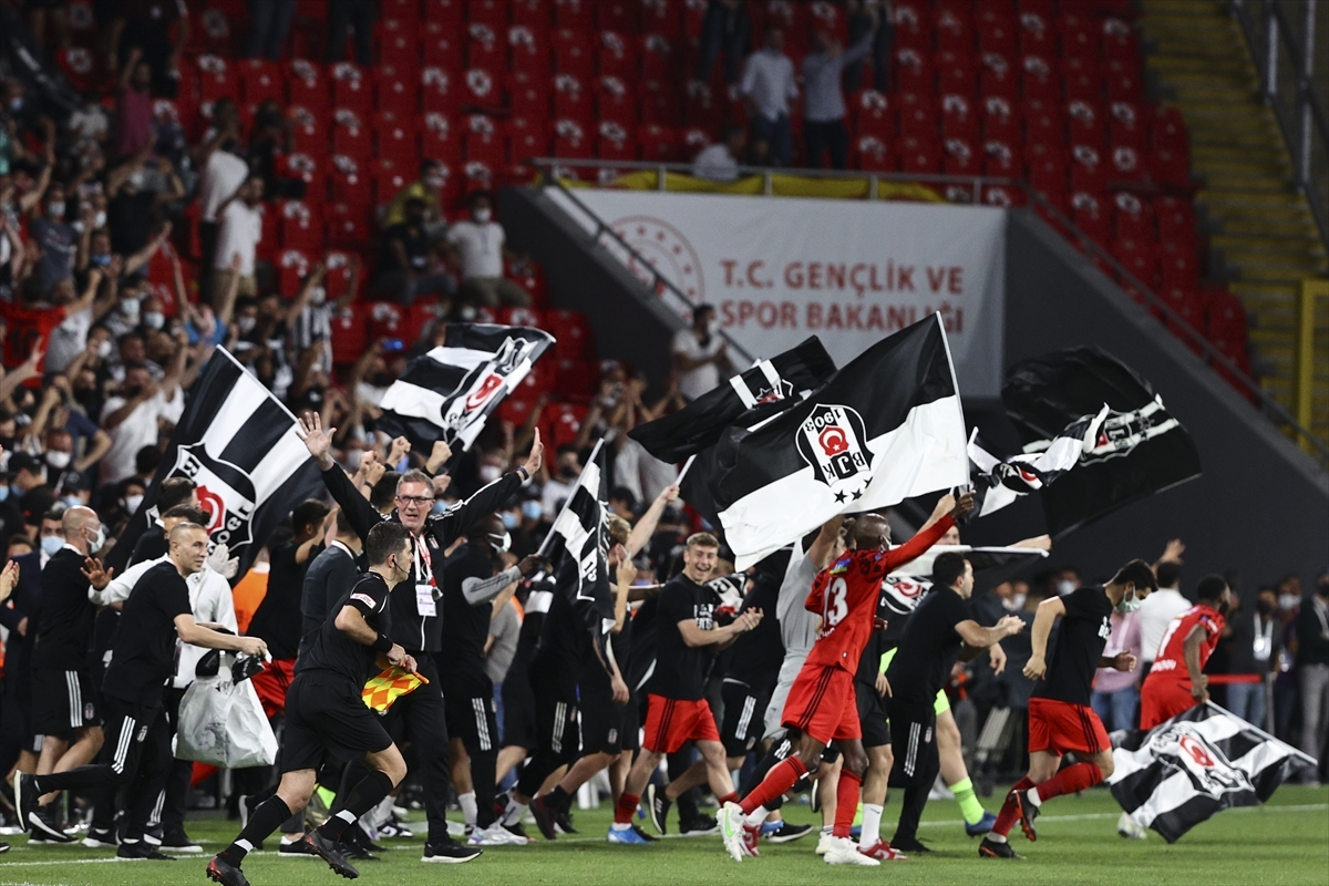BEŞİKTAŞ, İZMİR'DE DUBLE YAPT! ÇİFTE KUPALI ŞAMPİYON!