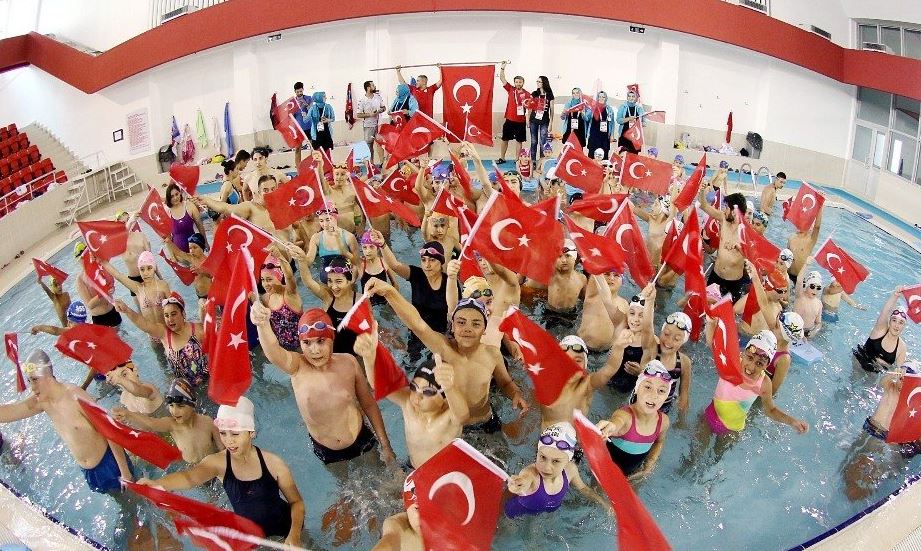 Minik eller de şehitleri unutmadı!