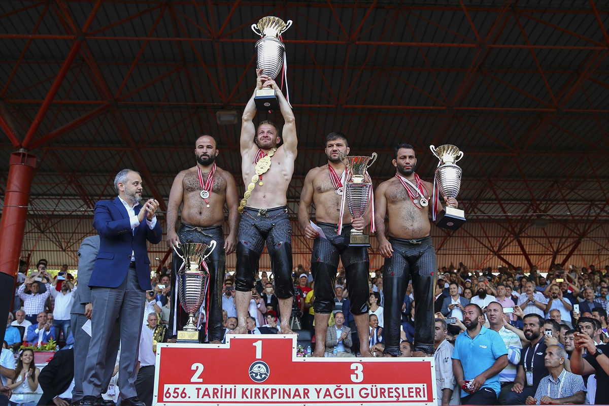 Balaban'a altın kemeri Kılıç taktı