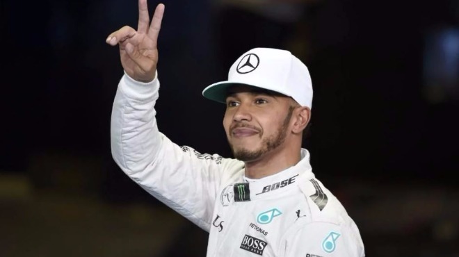 Hamilton tarihe geçti!
