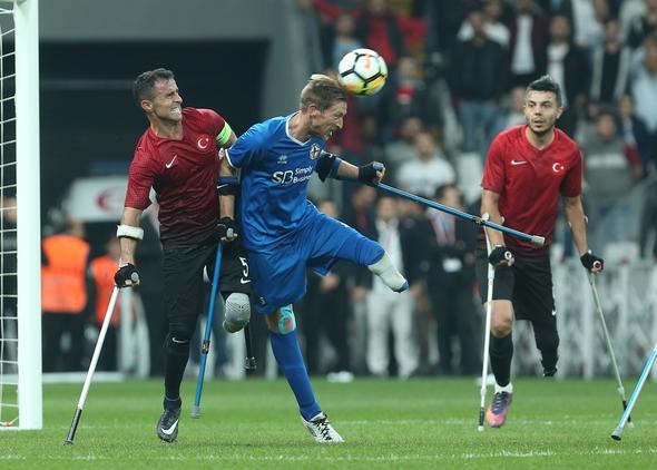 "EMRE BELÖZOĞLU AŞIĞIYIM"
