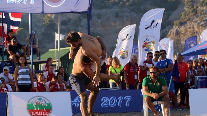 Dünya Plaj Güreşi Şampiyonası devam ediyor