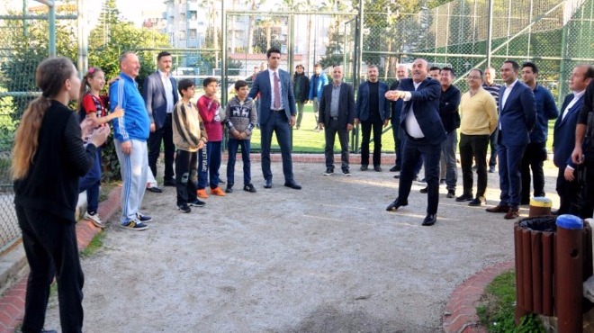 Bakan Mevlüt Çavuşoğlu'ndan Alanyaspor'a ziyaret