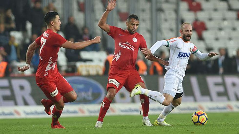 Antalya derbisinde boşluklar göze çarptı
