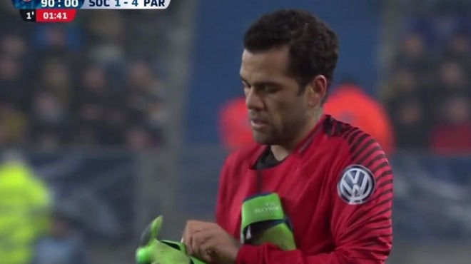 Dani Alves kaleye geçti