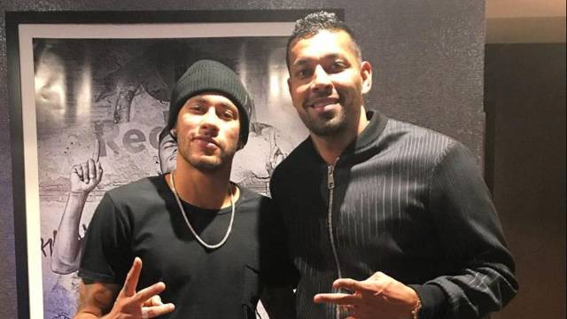 'Andre Santos Neymar'a 5 bin bilet verdi'