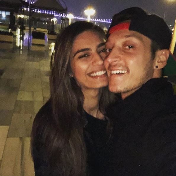 Amine Gülşe istedi, Mesut Özil sildi!