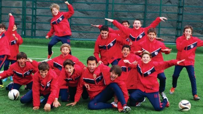 Genç futbolcular, kadın çalışanlarla sahaya çıktı
