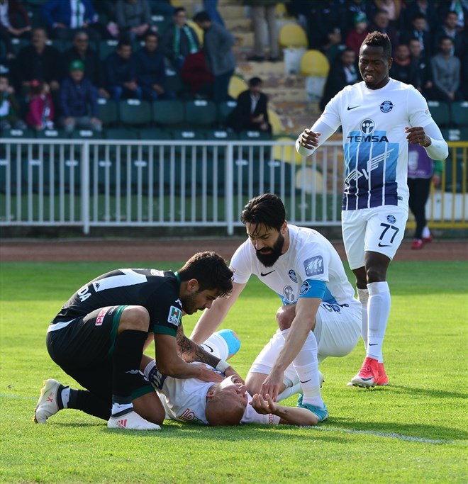 Adana Demirsporlu Sezer Özmen'in ayağı kırıldı