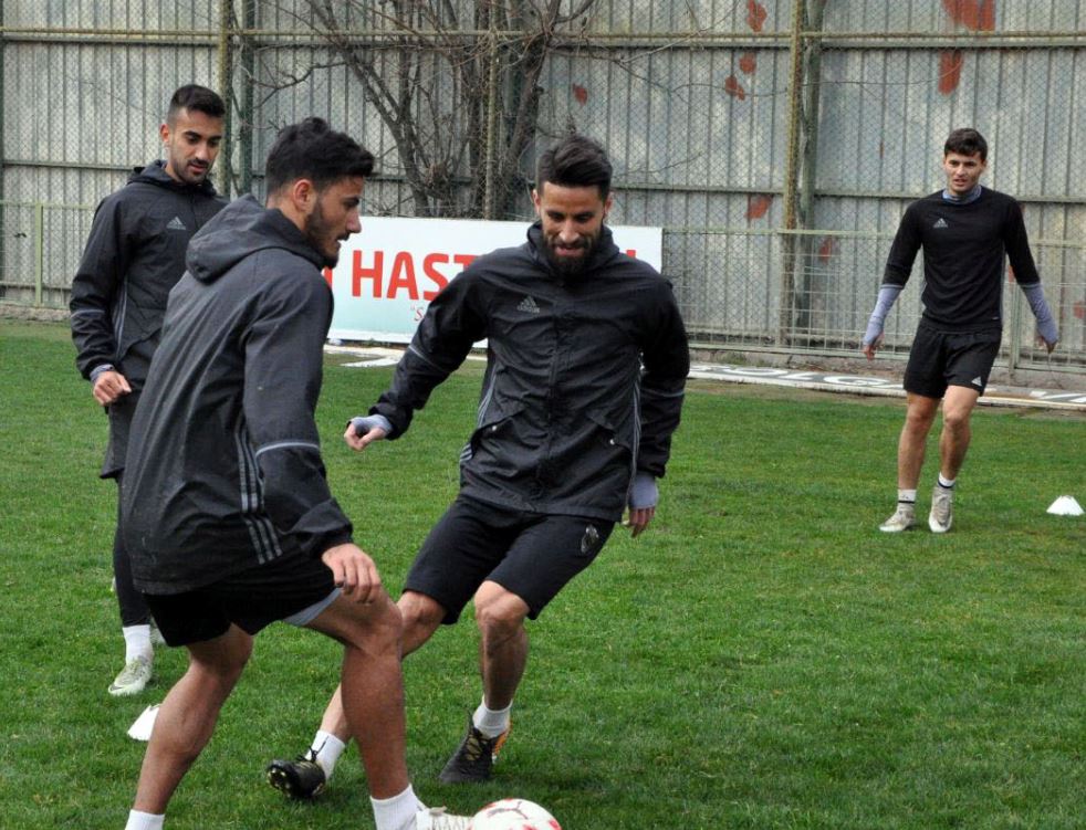 "Bizi satanlarla aynı takımda oynamak istemiyorum"