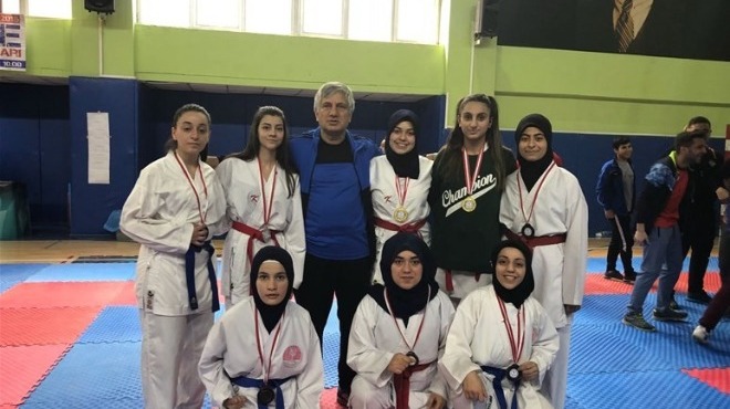 Karate şampiyonasından dereceyle döndü