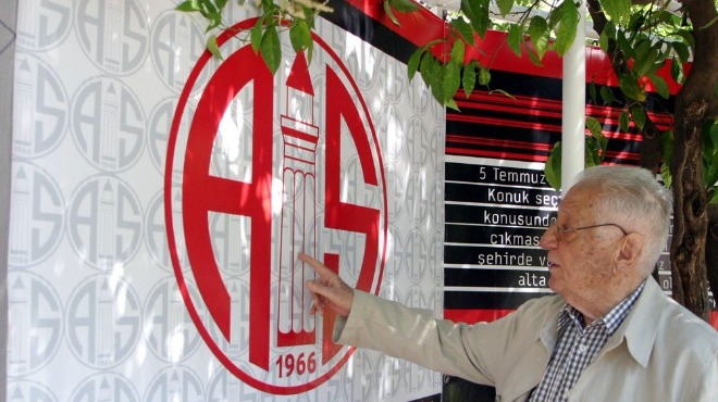 Antalyaspor'un kurucu başkanı Konuk, kabri başında anıldı