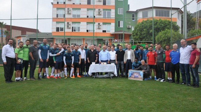 Alanyasporlu futboculardan Çavuşoğlu’na sürpriz kutlama