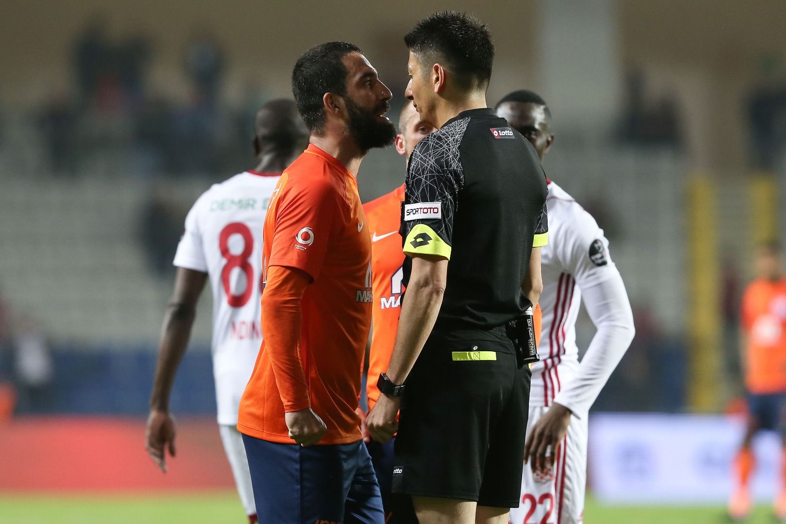Başakşehir'den ayrılır ve Avrupa'ya giderse ceza geçerli mi?