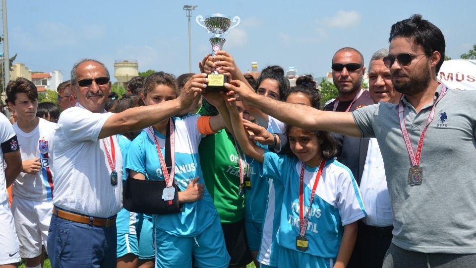 Okul Sporları Yıldızlar Türkiye Futbol Şampiyonası'nda şampiyonlar ödüllerini aldı