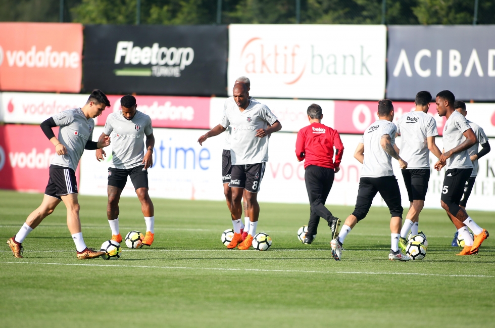 "Beşiktaş, yüksek maliyetli futbolculardan kurtulmalı"