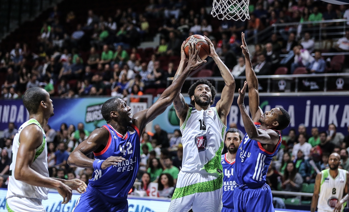 - Son yıllarda sanki basketbola küsmüş bir Bursa seyircisi vardı. Fakat bu sezon onları da tribüne getirdiniz, destekleriyle beraber iç sahada ciddi bir sinerji yakaladınız ve bu da saha sonuçlarına olumlu anlamda yansıdı.