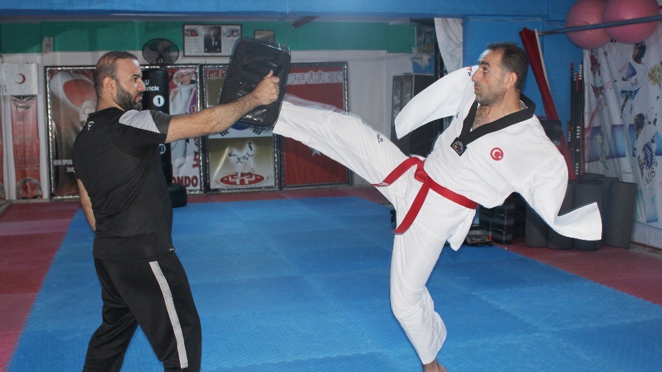 Kolları olmadan taekwondo şampiyonu oldu