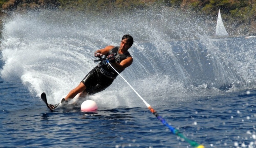 Engelli gençleri su sporlarıyla tanıştırıyor
