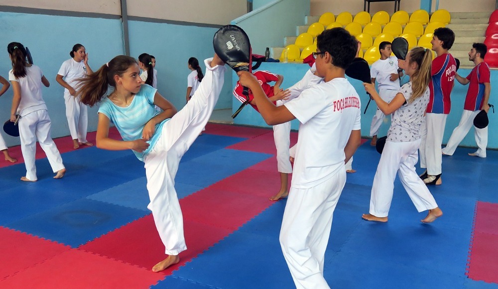 Taekwondo sporcuları sıkı çalışıyor...