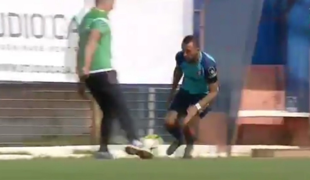 Video - Teknik direktör, maç oynanırken rakip futbolcuya faul yaptı ve ...