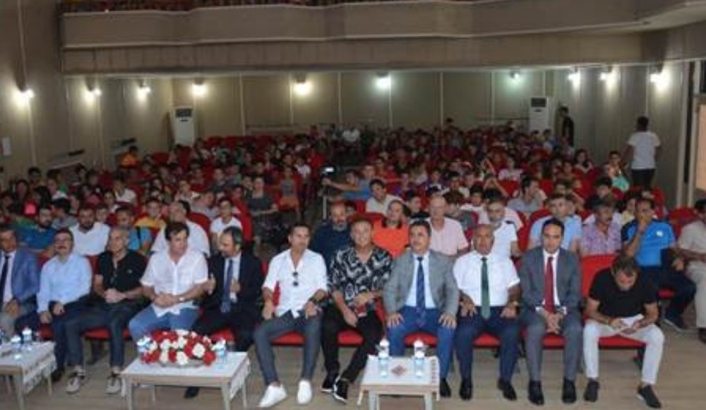 Eski milli futbolcular, hükümlü ve tutuklularla buluştu