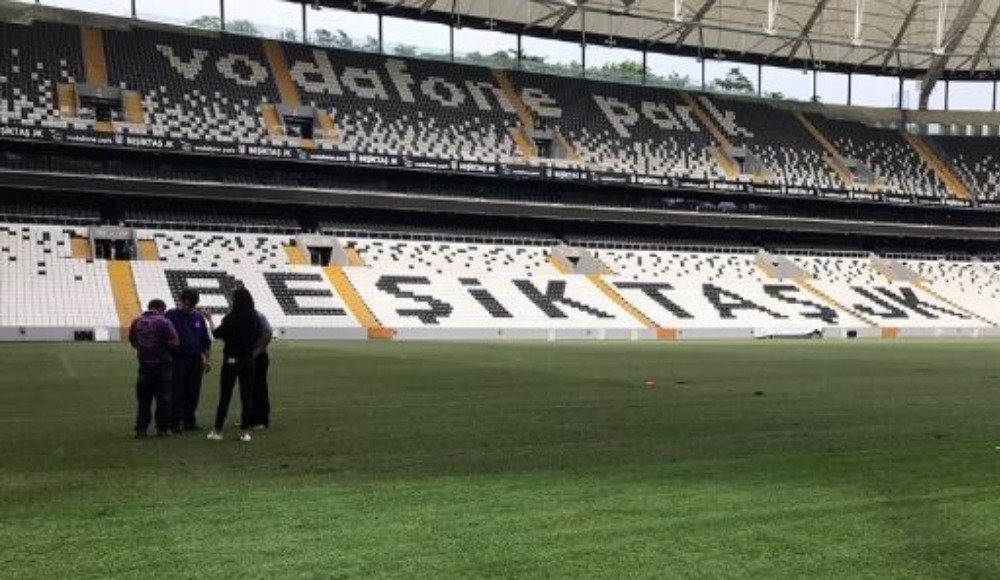 Vodafone Park'ta çimlere bakım yapıldı