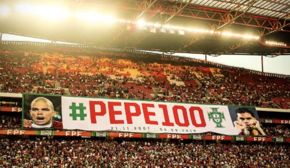 100. maçına çıkan Pepe'ye maç öncesi plaket verildi