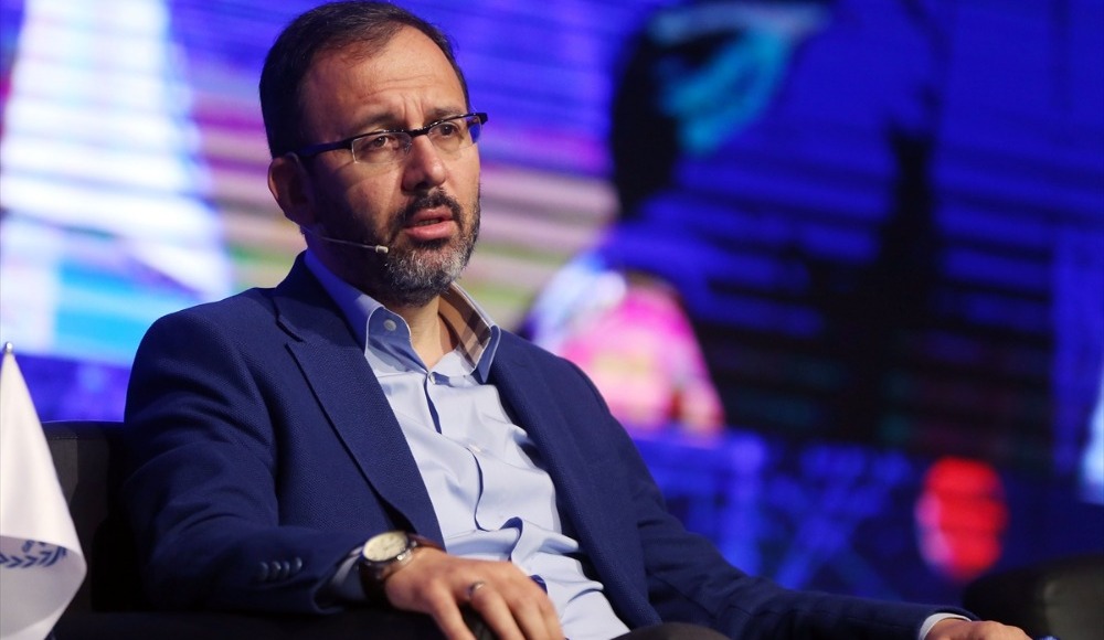 Bakan Kasapoğlu'ndan kadın milli voleybolculara tebrik